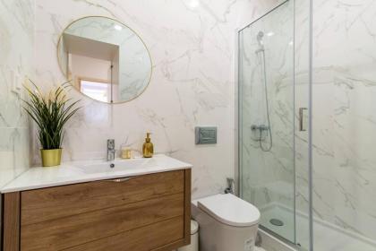 1bd Industrial-Styled Home in Lisbon by GuestReady - image 9