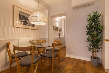 Upscale & Modern 2BDR Apartment - image 1
