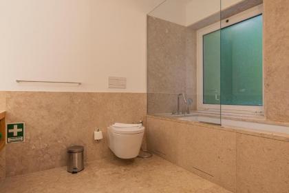 Upscale & Modern 2BDR Apartment - image 11