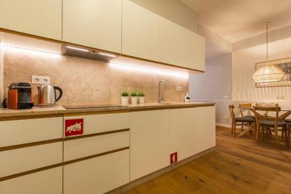 Upscale & Modern 2BDR Apartment - image 12