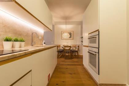 Upscale & Modern 2BDR Apartment - image 2