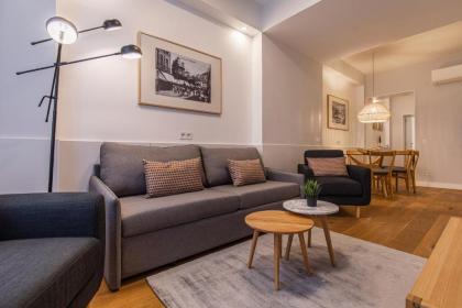 Upscale & Modern 2BDR Apartment - image 3