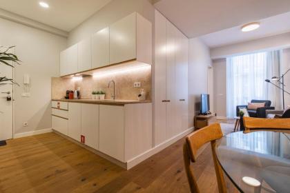 Upscale & Modern 2BDR Apartment - image 5