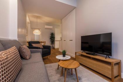 Upscale & Modern 2BDR Apartment - image 6