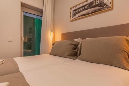 Upscale & Modern 2BDR Apartment - image 7