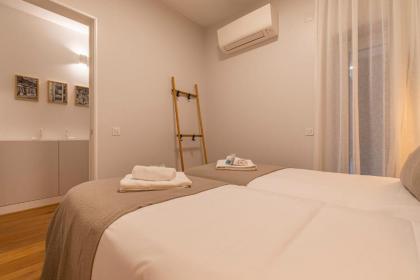 Upscale & Modern 2BDR Apartment - image 9