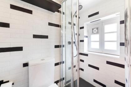 Modern & Bright One Bedroom Apartment within St George's Castle - image 13