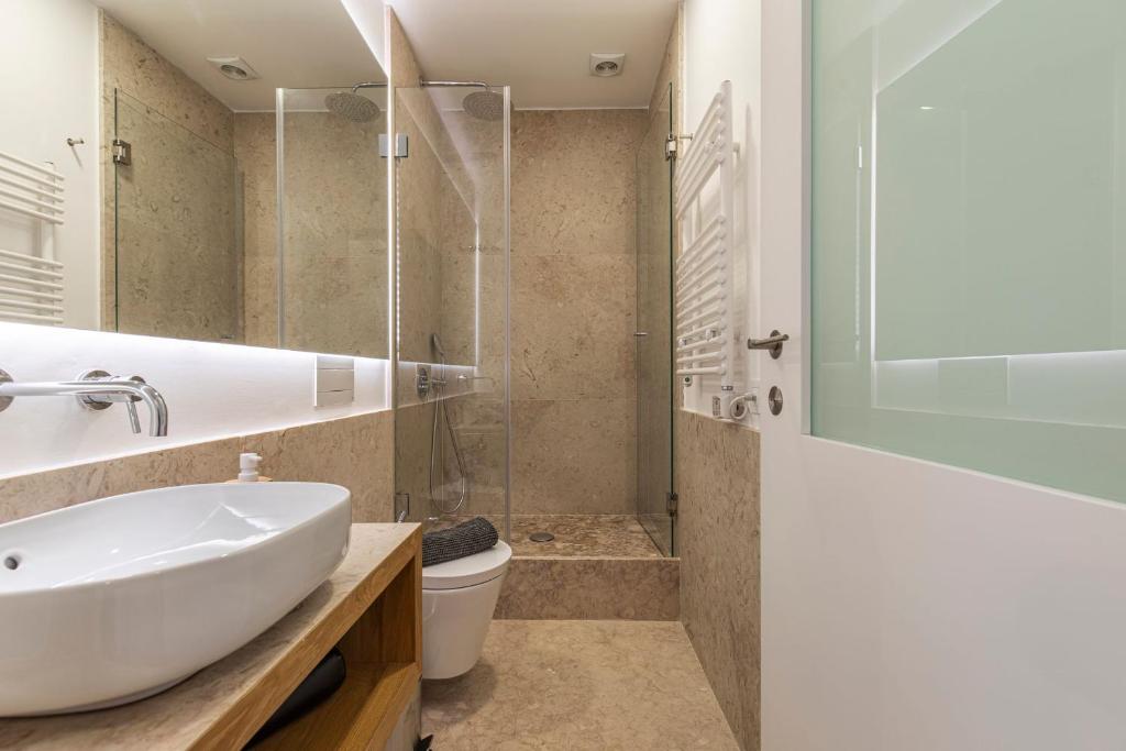 Upscale & Trendy flat in the Center - image 6