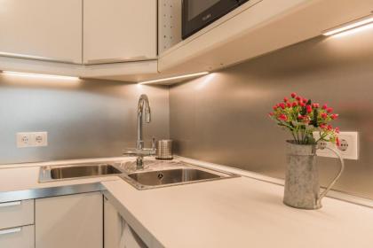 LovelyStay - Peaceful Central Apartment I - image 13