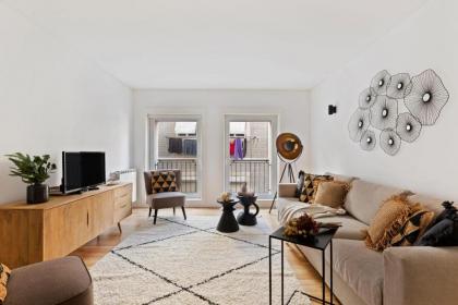 Beautiful Spacious 2-Bed Apartment in Bairro Alto Sleeps 6 - image 1