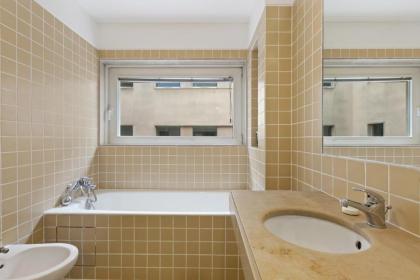 Beautiful Spacious 2-Bed Apartment in Bairro Alto Sleeps 6 - image 12
