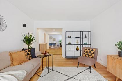 Beautiful Spacious 2-Bed Apartment in Bairro Alto Sleeps 6 - image 16