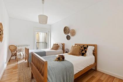 Beautiful Spacious 2-Bed Apartment in Bairro Alto Sleeps 6 - image 2