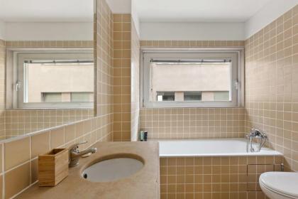 Beautiful Spacious 2-Bed Apartment in Bairro Alto Sleeps 6 - image 3