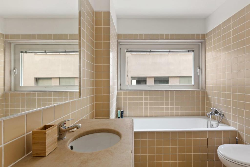 Beautiful Spacious 2-Bed Apartment in Bairro Alto Sleeps 6 - image 3