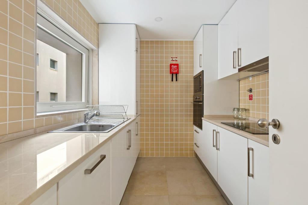 Beautiful Spacious 2-Bed Apartment in Bairro Alto Sleeps 6 - image 4