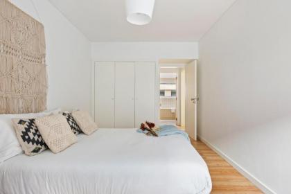 Beautiful Spacious 2-Bed Apartment in Bairro Alto Sleeps 6 - image 5