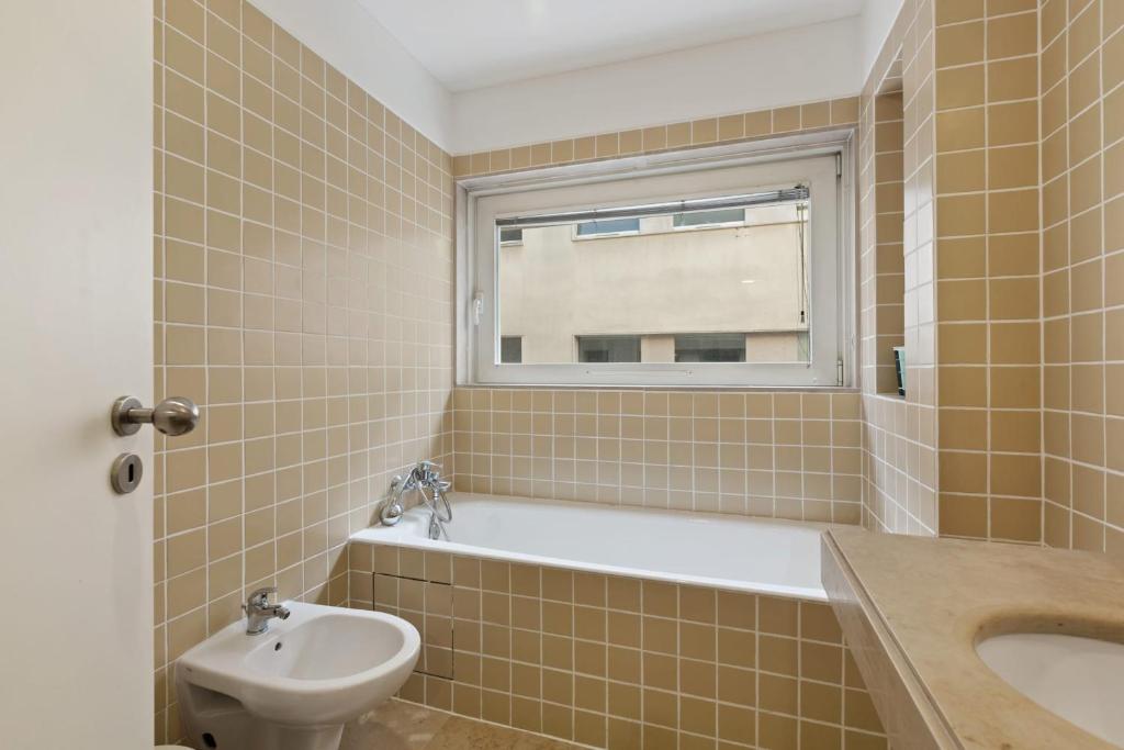 Beautiful Spacious 2-Bed Apartment in Bairro Alto Sleeps 6 - image 6