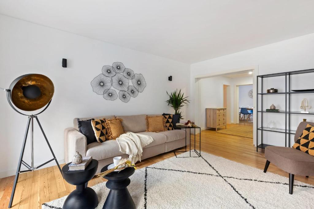 Beautiful Spacious 2-Bed Apartment in Bairro Alto Sleeps 6 - image 7