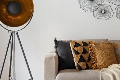 Beautiful Spacious 2-Bed Apartment in Bairro Alto Sleeps 6 - image 8