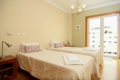 3 Bedroom Apartment by the Sea with Balcony - image 2