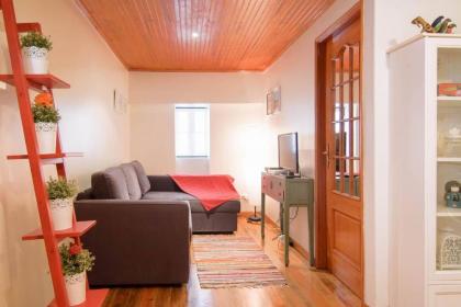 Traditional 1 Bedroom Apartment In Sleepy Alfama - image 1