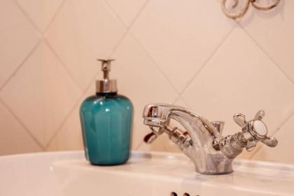 Traditional 1 Bedroom Apartment In Sleepy Alfama - image 16