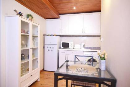 Traditional 1 Bedroom Apartment In Sleepy Alfama - image 8