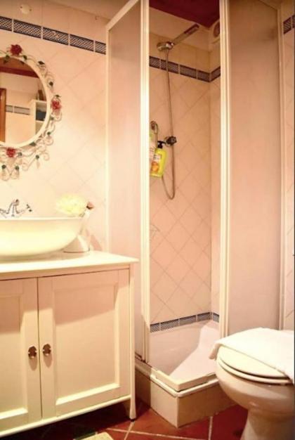 Traditional 1 Bedroom Apartment In Sleepy Alfama - image 9