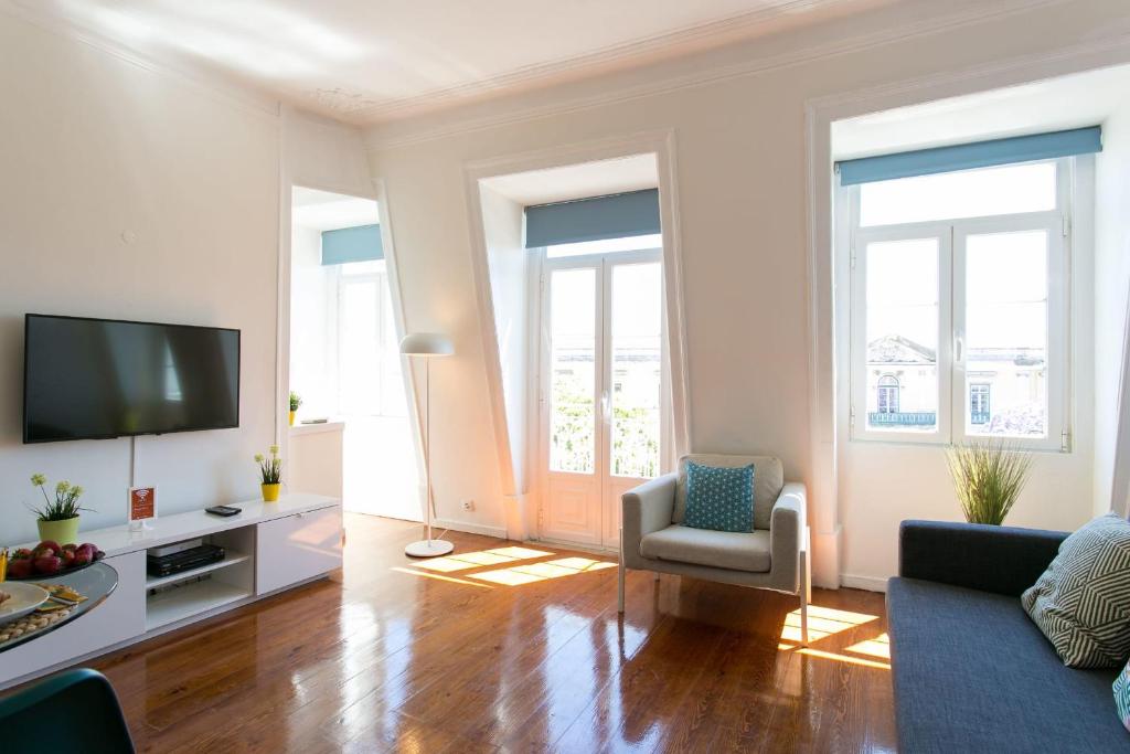 Sunny photographer’s attic in Alcântara w/ stunning view - main image