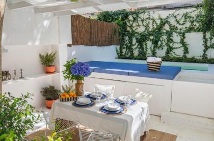 LovelyStay   the Blue Pool House 