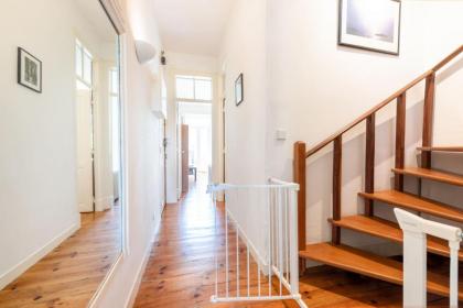 Bright Family Home with Private Rooftop Terrace in Alcântara - image 12