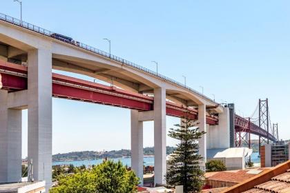 Bright Family Home with Private Rooftop Terrace in Alcântara - image 18