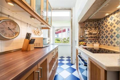Bright Family Home with Private Rooftop Terrace in Alcântara - image 4