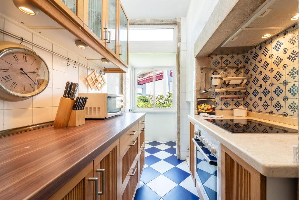 Bright Family Home with Private Rooftop Terrace in Alcântara - image 4
