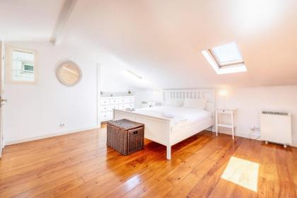 Bright Family Home with Private Rooftop Terrace in Alcântara - image 5