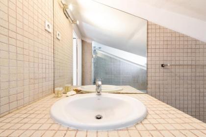 Bright Family Home with Private Rooftop Terrace in Alcântara - image 6