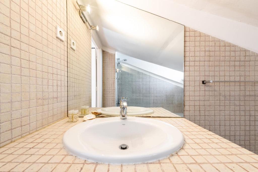 Bright Family Home with Private Rooftop Terrace in Alcântara - image 6