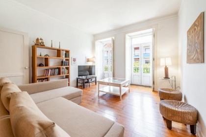 Bright Family Home with Private Rooftop Terrace in Alcântara - image 7