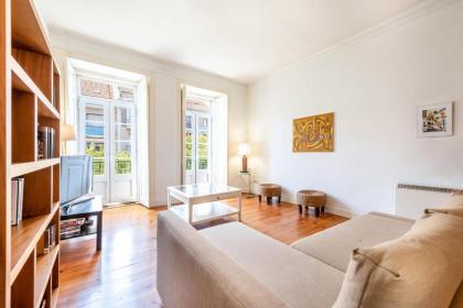 Bright Family Home with Private Rooftop Terrace in Alcântara - image 8