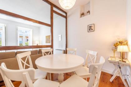 Bright Family Home with Private Rooftop Terrace in Alcântara - image 9