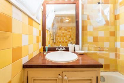 Charming 1BR Apt - 15 mins to Doca do Alcantara - image 17