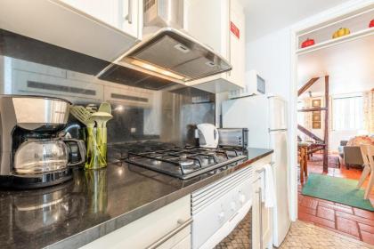 Charming 1BR Apt - 15 mins to Doca do Alcantara - image 5