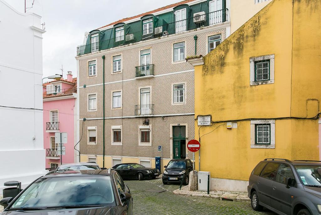 LovelyStay - Cozy 3BDR Apartment in Estrela - image 4