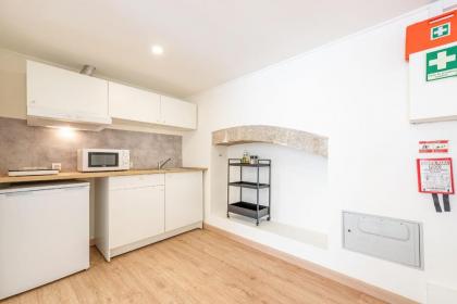 Bright Minimalist Home - 7 mins from Santos Station - image 1
