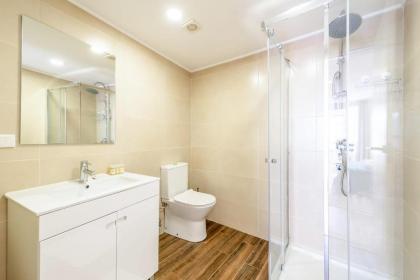 Bright Minimalist Home - 7 mins from Santos Station - image 15