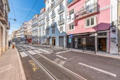 Bright Minimalist Home - 7 mins from Santos Station - image 2