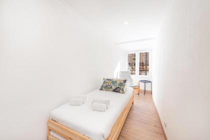 Bright Minimalist Home - 7 mins from Santos Station - image 3