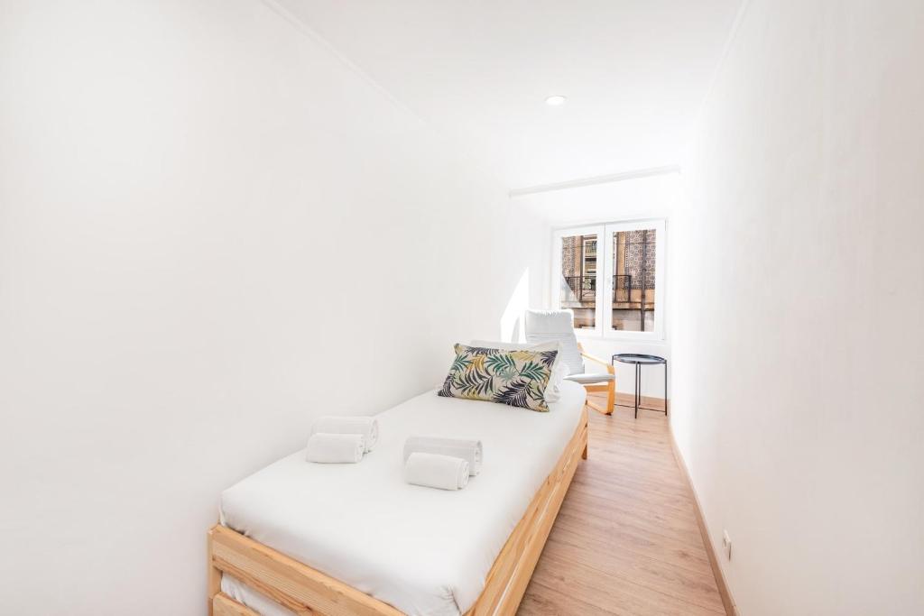 Bright Minimalist Home - 7 mins from Santos Station - image 3