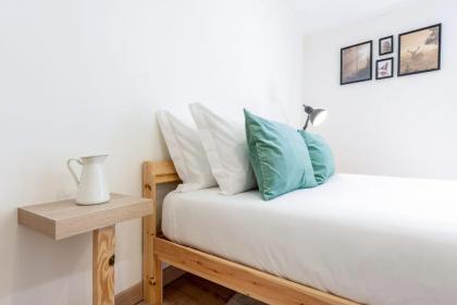 Bright Minimalist Home - 7 mins from Santos Station - image 5